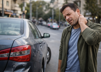 גבר אחרי תאונת פח בפח עם כאב בגוף